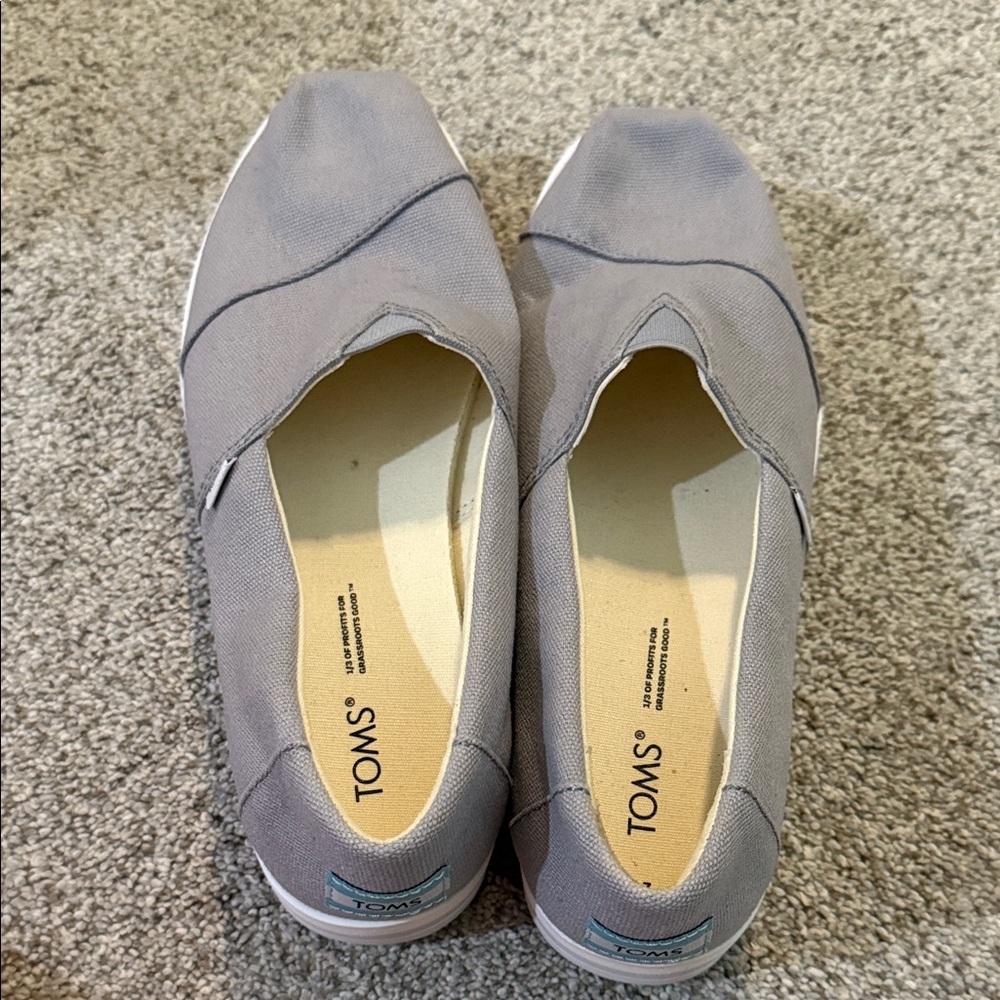 TOMS Women's Light Gray Canvas Loafers